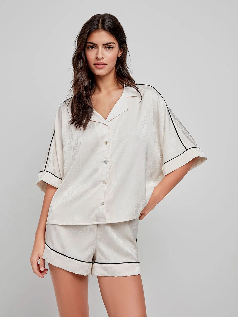 Pijama corto camisero en tejido de satén geométrico - Image 3